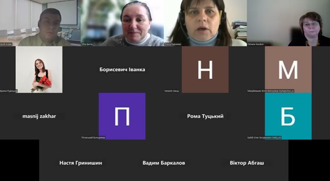 Ольга Радченко знайомить студентів із завданнями з педагогіки